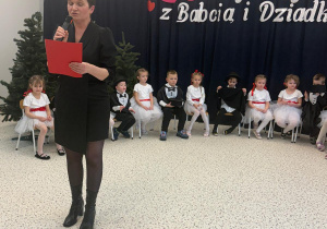 „Wzruszające Spotkanie Pokoleń: Dzień Babci i Dziadka w Grupie IV”