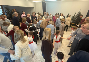 „Wzruszające Spotkanie Pokoleń: Dzień Babci i Dziadka w Grupie IV”