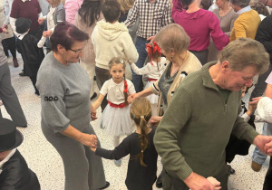 „Wzruszające Spotkanie Pokoleń: Dzień Babci i Dziadka w Grupie IV”