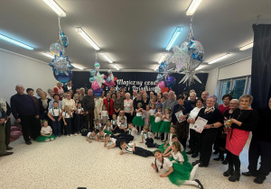 „Wspomnienia, które łączą pokolenia...”- Dzień Babci i Dziadka w grupie VI