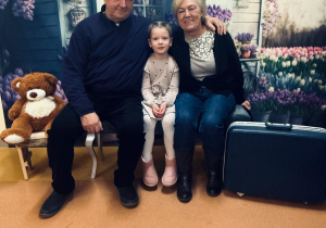 „Wspomnienia, które łączą pokolenia...”- Dzień Babci i Dziadka w grupie VI