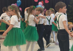 „Wspomnienia, które łączą pokolenia...”- Dzień Babci i Dziadka w grupie VI