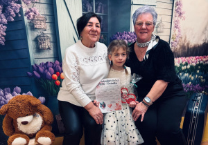 „Wspomnienia, które łączą pokolenia...”- Dzień Babci i Dziadka w grupie VI