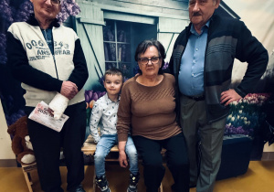 „Wspomnienia, które łączą pokolenia...”- Dzień Babci i Dziadka w grupie VI