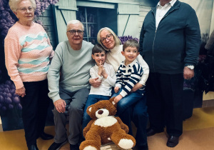 „Wspomnienia, które łączą pokolenia...”- Dzień Babci i Dziadka w grupie VI