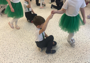 „Wspomnienia, które łączą pokolenia...”- Dzień Babci i Dziadka w grupie VI