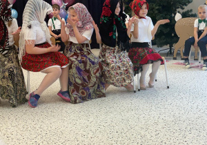 „Wspomnienia, które łączą pokolenia...”- Dzień Babci i Dziadka w grupie VI