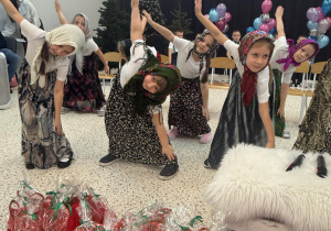 „Wspomnienia, które łączą pokolenia...”- Dzień Babci i Dziadka w grupie VI