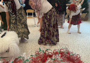 „Wspomnienia, które łączą pokolenia...”- Dzień Babci i Dziadka w grupie VI