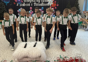 „Wspomnienia, które łączą pokolenia...”- Dzień Babci i Dziadka w grupie VI