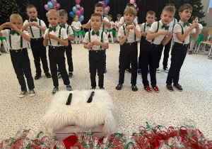 „Wspomnienia, które łączą pokolenia...”- Dzień Babci i Dziadka w grupie VI