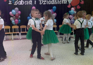 „Wspomnienia, które łączą pokolenia...”- Dzień Babci i Dziadka w grupie VI