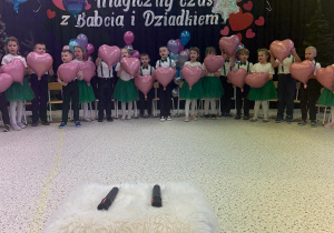 „Wspomnienia, które łączą pokolenia...”- Dzień Babci i Dziadka w grupie VI