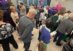 „Wspomnienia, które łączą pokolenia...”- Dzień Babci i Dziadka w grupie VI