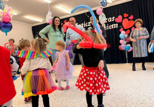 "Karnawał z Babcią i Dziadkiem" w grupie IX