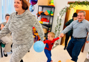 "Karnawał z Babcią i Dziadkiem" w grupie IX