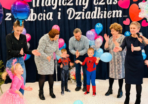 "Karnawał z Babcią i Dziadkiem" w grupie IX