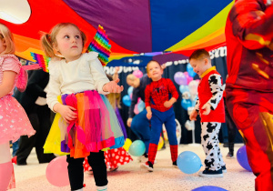 "Karnawał z Babcią i Dziadkiem" w grupie IX