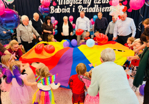 "Karnawał z Babcią i Dziadkiem" w grupie IX