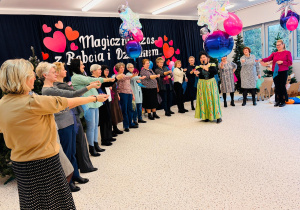 "Karnawał z Babcią i Dziadkiem" w grupie IX