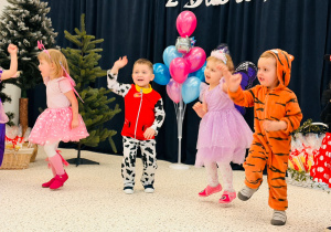 "Karnawał z Babcią i Dziadkiem" w grupie IX