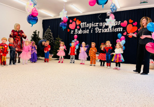 "Karnawał z Babcią i Dziadkiem" w grupie IX