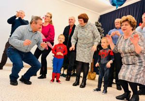 "Karnawał z Babcią i Dziadkiem" w grupie IX