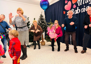 "Karnawał z Babcią i Dziadkiem" w grupie IX