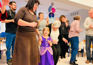 "Karnawał z Babcią i Dziadkiem" w grupie IX