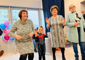 "Karnawał z Babcią i Dziadkiem" w grupie IX