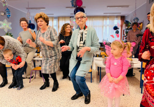 "Karnawał z Babcią i Dziadkiem" w grupie IX