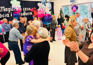 "Karnawał z Babcią i Dziadkiem" w grupie IX