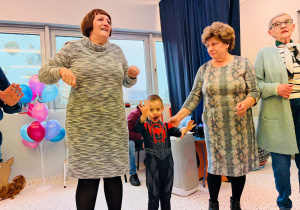 "Karnawał z Babcią i Dziadkiem" w grupie IX