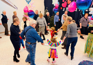 "Karnawał z Babcią i Dziadkiem" w grupie IX