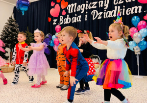 "Karnawał z Babcią i Dziadkiem" w grupie IX