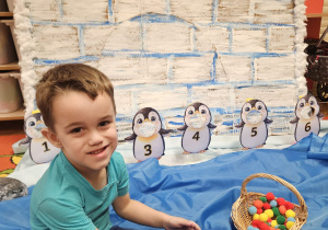 Odkrywamy zimę przez zabawę gr VII