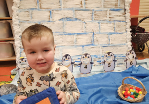 Odkrywamy zimę przez zabawę gr VII