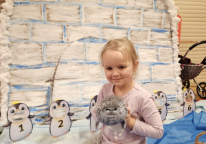 Odkrywamy zimę przez zabawę gr VII