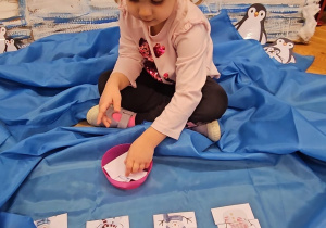 Odkrywamy zimę przez zabawę gr VII