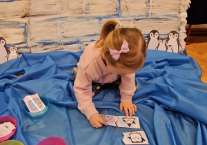 Odkrywamy zimę przez zabawę gr VII