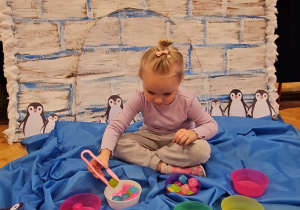 Odkrywamy zimę przez zabawę gr VII