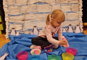 Odkrywamy zimę przez zabawę gr VII