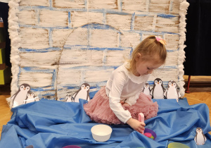 Odkrywamy zimę przez zabawę gr VII