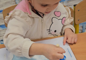 Odkrywamy zimę przez zabawę gr VII