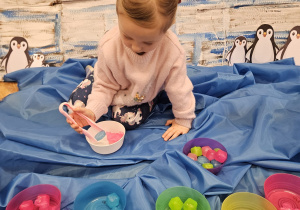 Odkrywamy zimę przez zabawę gr VII