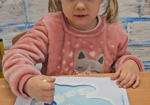 Odkrywamy zimę przez zabawę gr VII