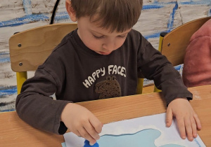 Odkrywamy zimę przez zabawę gr VII