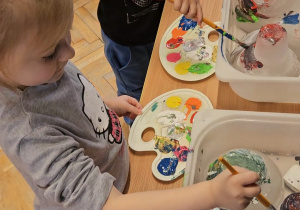 Odkrywamy zimę przez zabawę gr VII