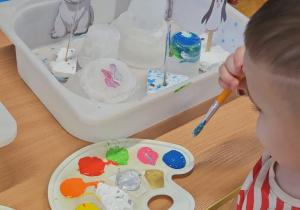 Odkrywamy zimę przez zabawę gr VII