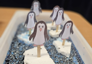 Odkrywamy zimę przez zabawę gr VII